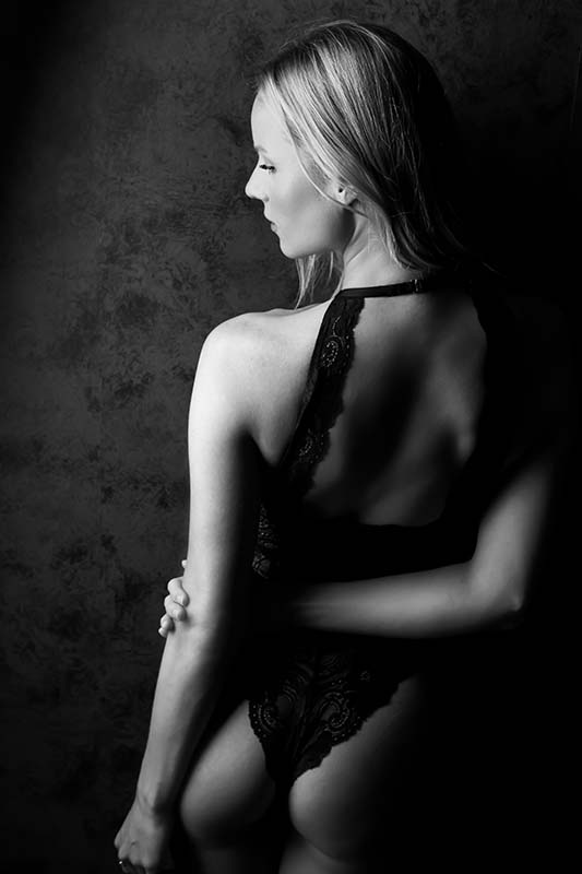 Erotisches Schwarz-Weiß Foto einer Frau