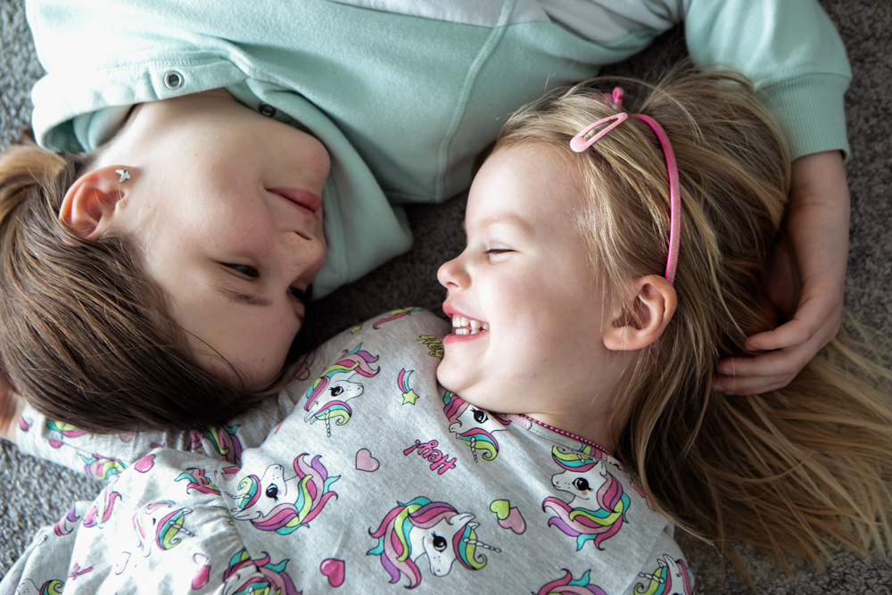 Bei einem Geschwistershooting entstehen viele natürliche Fotos der Kinder